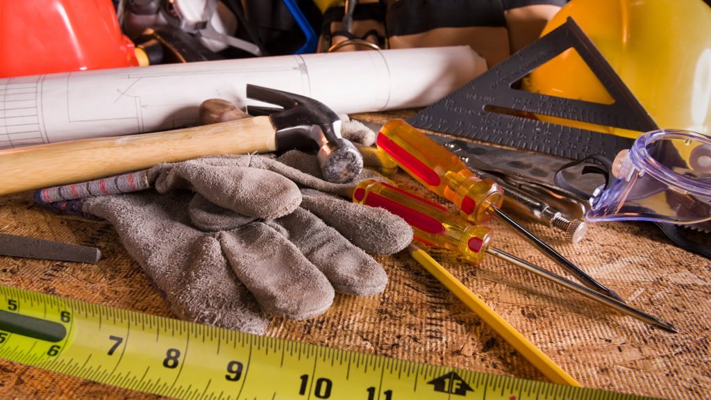 what does a general contractor do